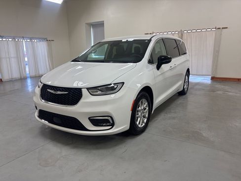 Used 2024 Chrysler Pacifica Touring-L image 4