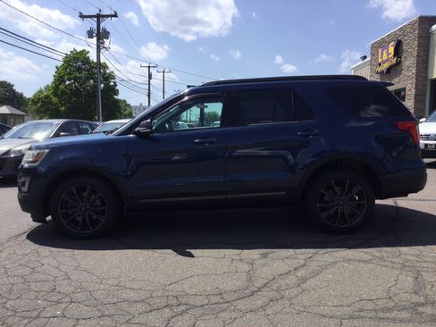 Used 2017 Ford Explorer XLT w/ Equipment Group 202A AWD/4WD image 11
