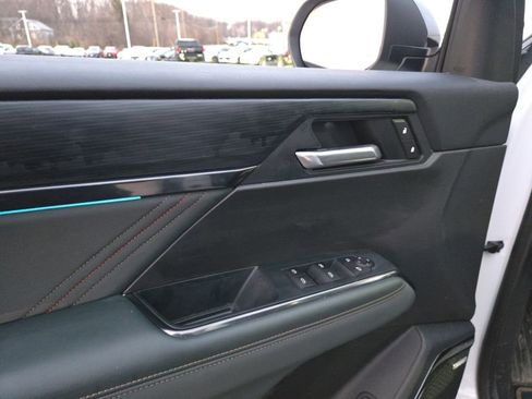 Used 2025 GMC Acadia AT4 w/ Luxury Package image 15