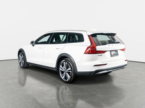 Used 2026 Volvo V60 B5 Cross Country Plus w/ Protection Package Premier image 14