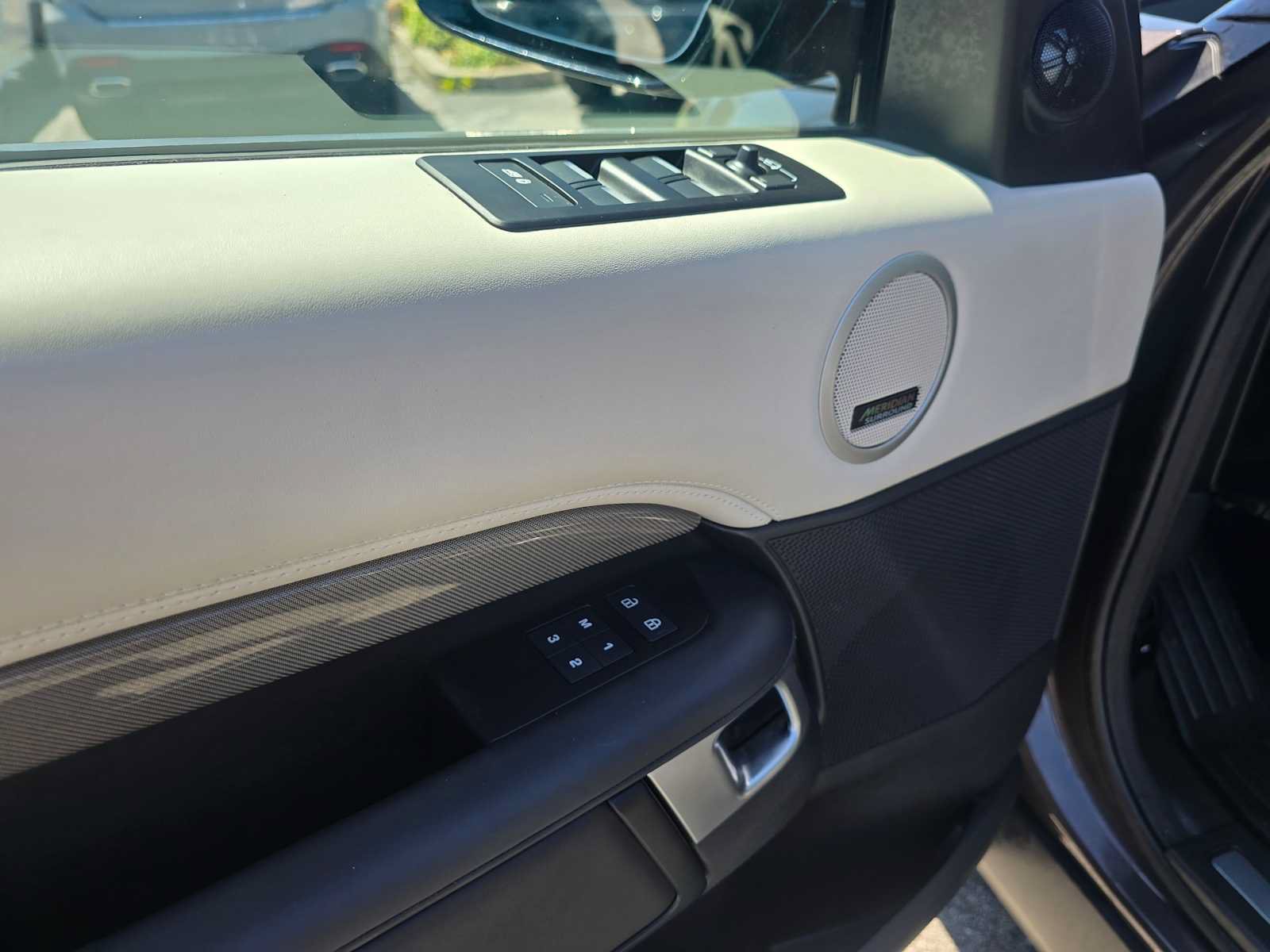 Used 2025 Land Rover Discovery Metropolitan Edition AWD/4WD image 22
