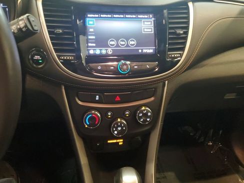 Used 2020 Chevrolet Trax LT w/ LT Convenience Package AWD/4WD image 19