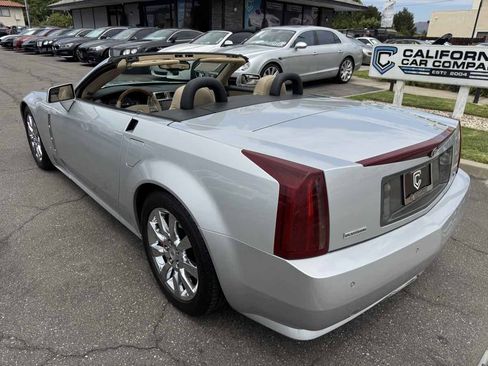 Used 2009 Cadillac XLR RWD image 4