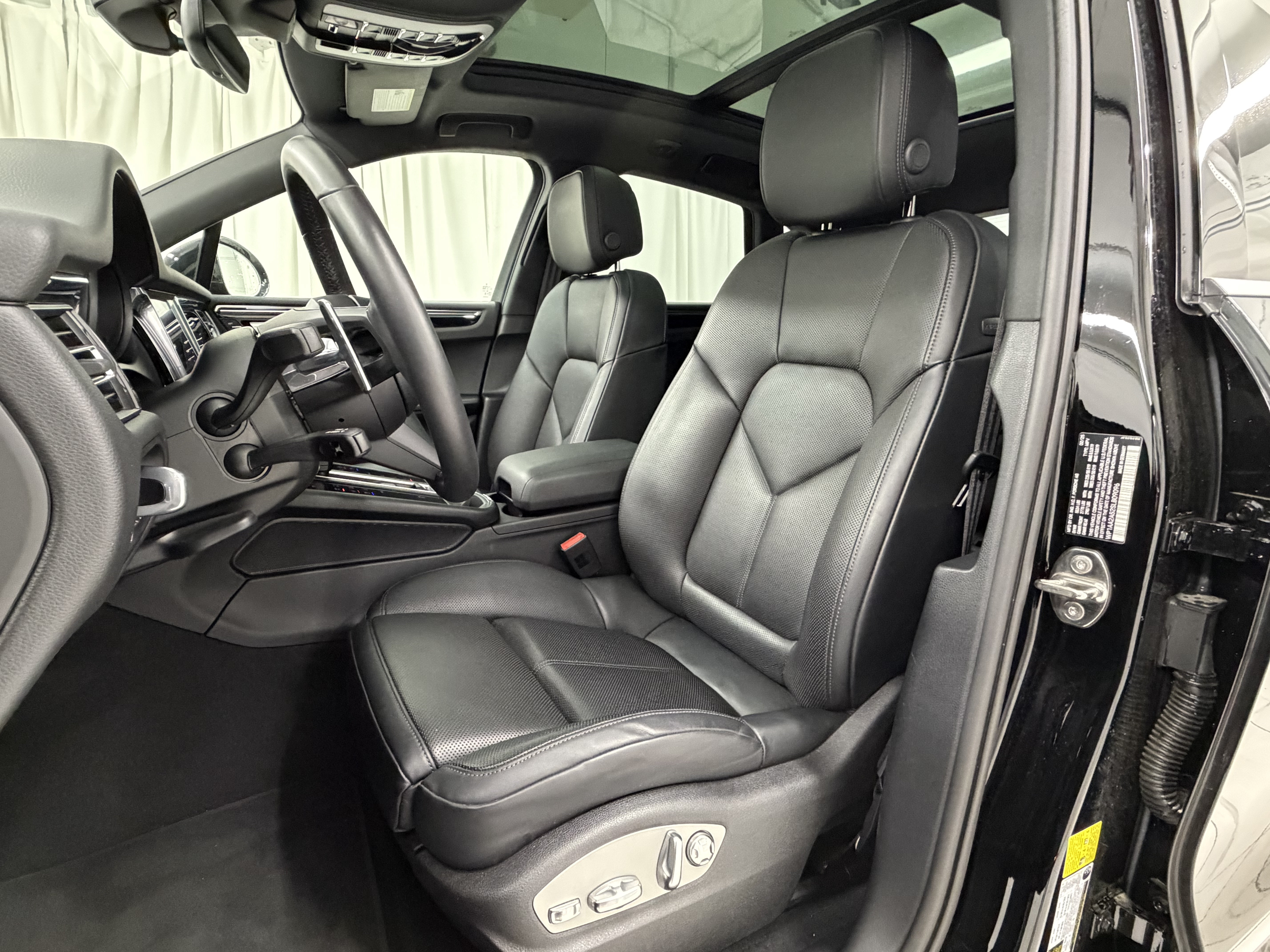 Used 2025 Porsche Macan AWD/4WD image 30
