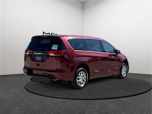 Used 2023 Chrysler Voyager LX image 9