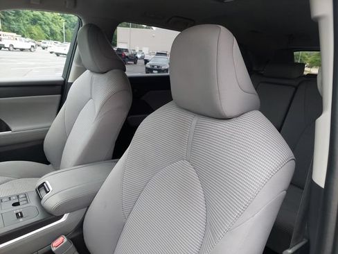 Used 2023 Toyota Highlander LE FWD image 20