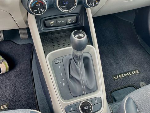 Used 2024 Hyundai Venue Limited FWD image 17