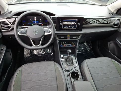 Used 2025 Volkswagen Taos SE image 11