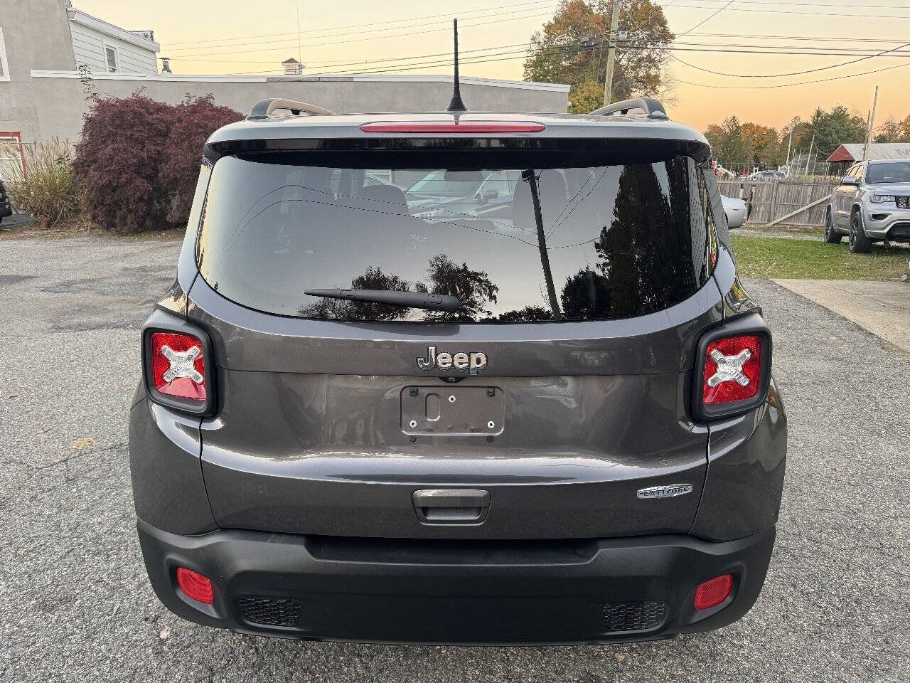 Used 2018 Jeep Renegade Latitude FWD image 6