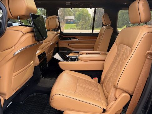 Used 2022 Jeep Grand Wagoneer Series III w/ Rear Seat Video Group 1 AWD/4WD image 9