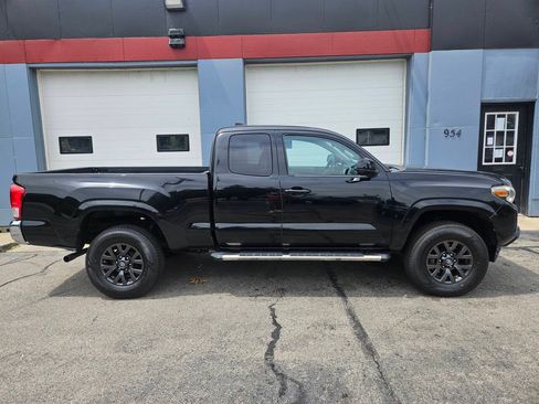 Used 2017 Toyota Tacoma SR5 RWD image 1