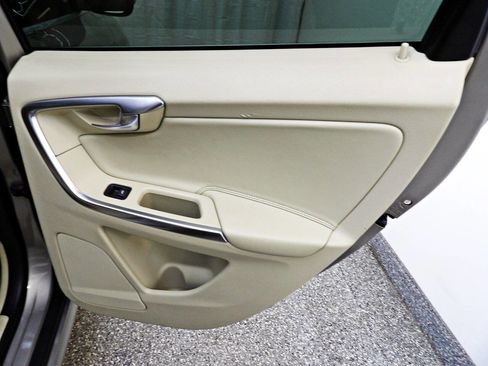 Used 2015 Volvo XC60 T6 Platinum image 12