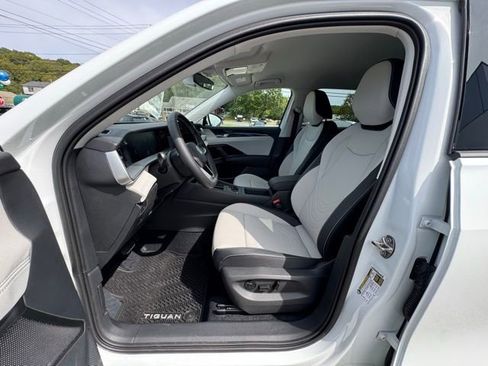 New 2025 Volkswagen Tiguan SE AWD/4WD image 28
