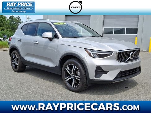 Certified 2025 Volvo XC40 B5 Core image 1