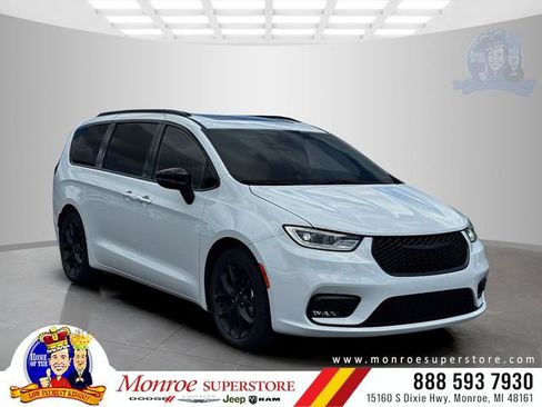 Certified 2025 Chrysler Pacifica Limited FWD image 1