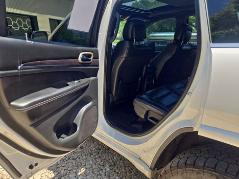 Used 2017 Jeep Grand Cherokee Overland AWD/4WD image 19