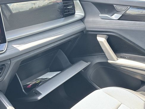 Used 2025 Volkswagen Tiguan SE w/ Panoramic Sunroof Package AWD/4WD image 31