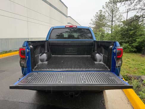 Used 2010 Toyota Tundra 4x4 CrewMax image 13
