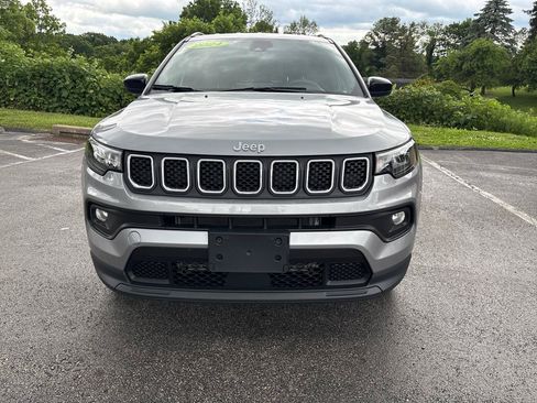 Used 2024 Jeep Compass Latitude AWD/4WD image 2