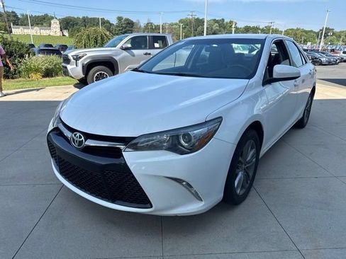 Used 2017 Toyota Camry SE FWD image 3