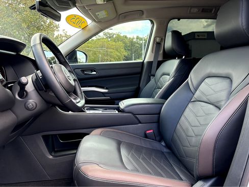 Certified 2025 Nissan Pathfinder Platinum image 11