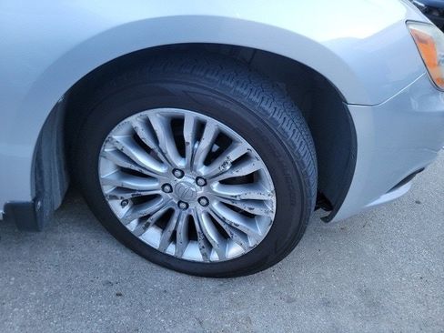 Used 2011 Chrysler 200 Limited image 4