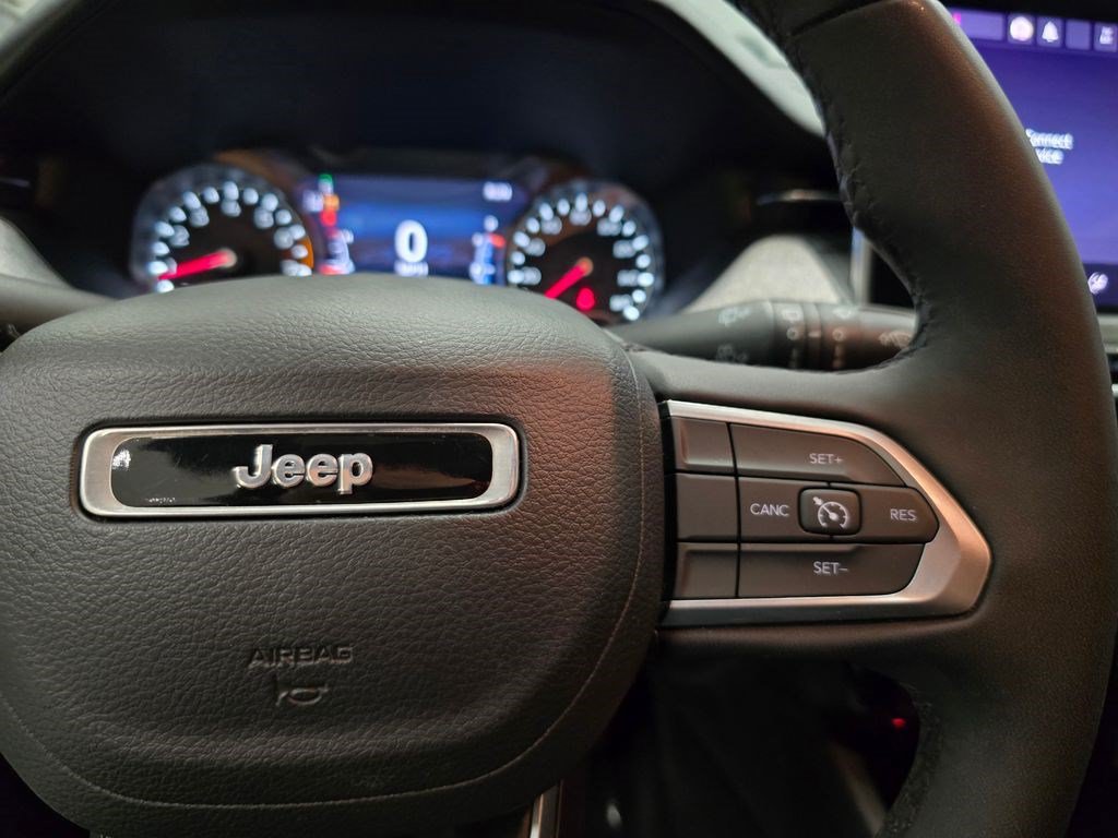 Used 2023 Jeep Compass Latitude AWD/4WD image 18