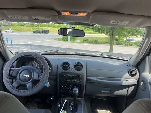 Used 2005 Jeep Liberty Sport AWD/4WD image 5