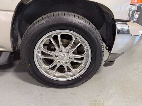 Used 2005 GMC Yukon XL SLE AWD/4WD image 2