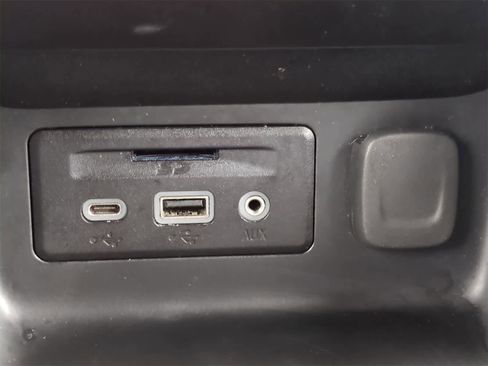 Used 2023 GMC Terrain SLT image 29