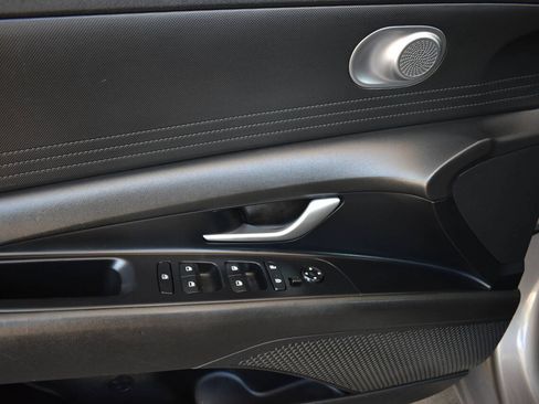Used 2023 Hyundai Elantra SE FWD image 15