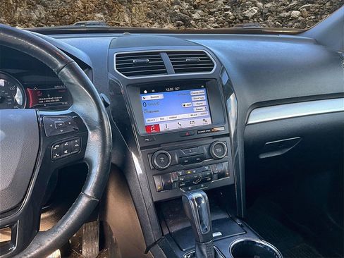 Used 2017 Ford Explorer XLT w/ Equipment Group 202A image 6