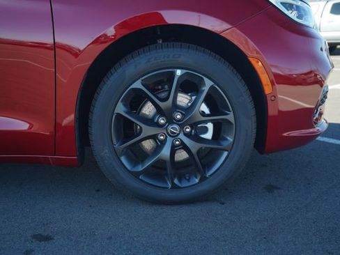 New 2026 Chrysler Pacifica Limited w/ Uconnect Theater Family Group image 44