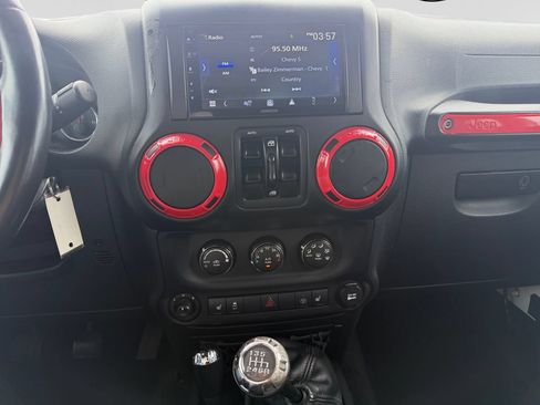 Used 2017 Jeep Wrangler Unlimited Rubicon AWD/4WD image 12