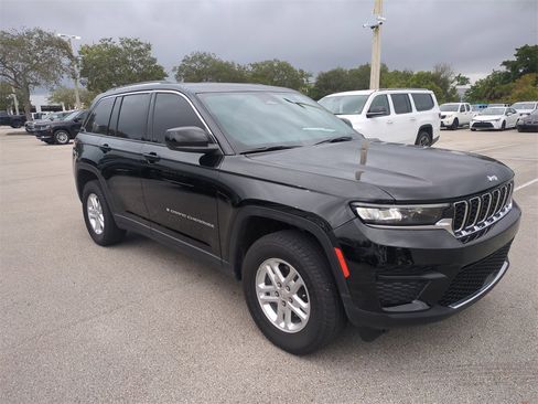 Used 2023 Jeep Grand Cherokee Laredo image 2