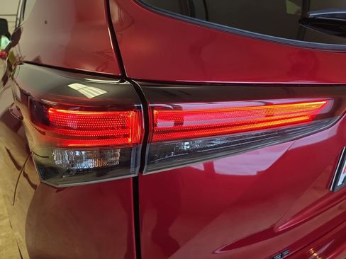 Certified 2024 Toyota Highlander XLE image 38