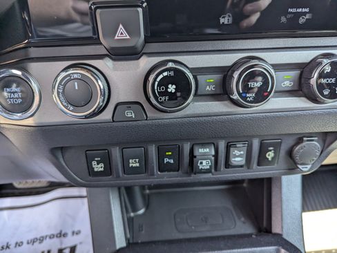 Used 2018 Toyota Tacoma TRD Off-Road w/ Technology Package AWD/4WD image 23