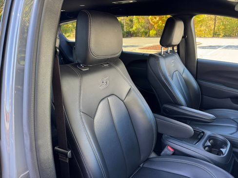 Used 2023 Chrysler Pacifica Touring-L w/ S Appearance Package image 45