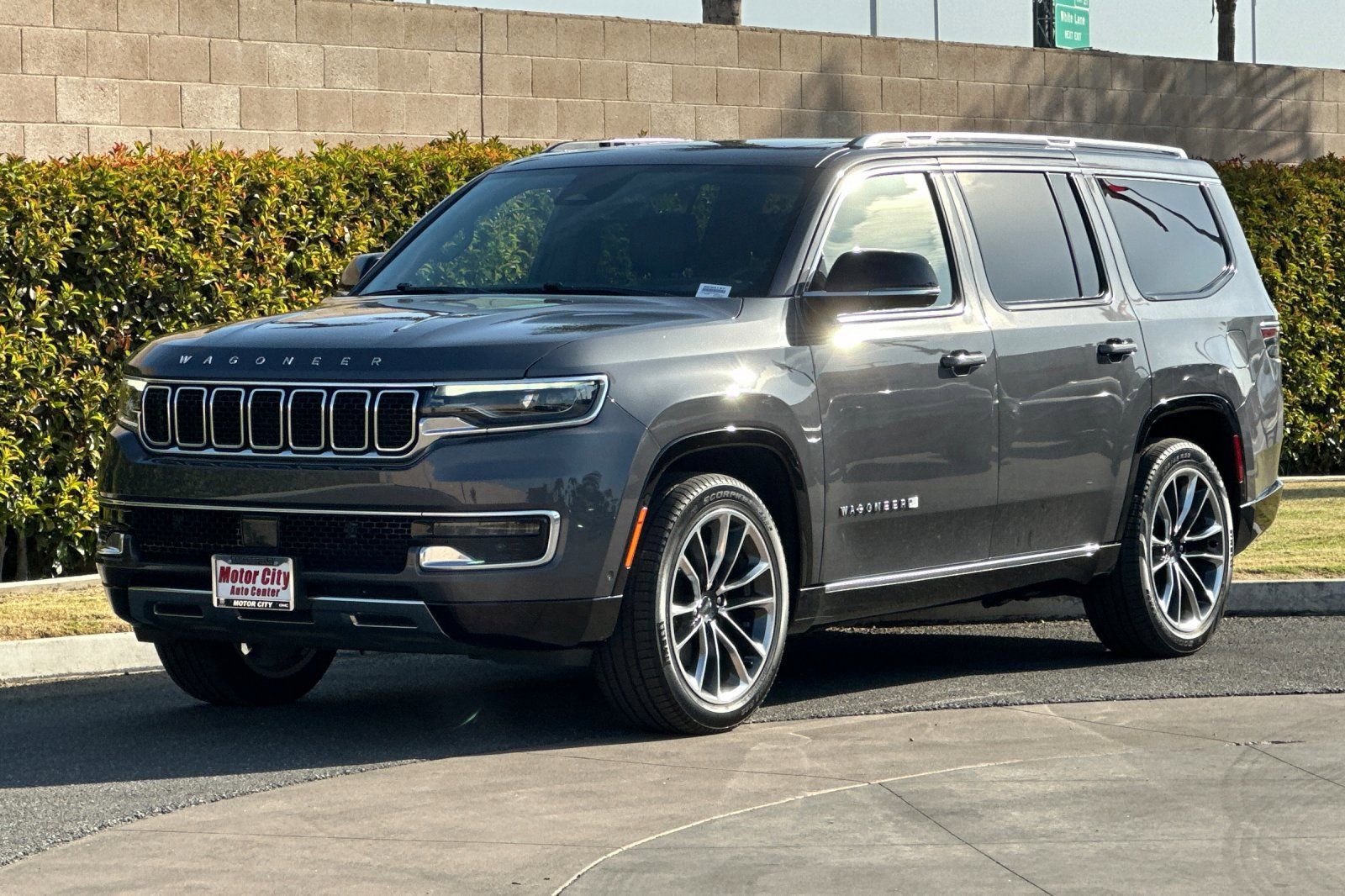 Used 2023 Jeep Wagoneer Series III w/ Premium Group I AWD/4WD image 8