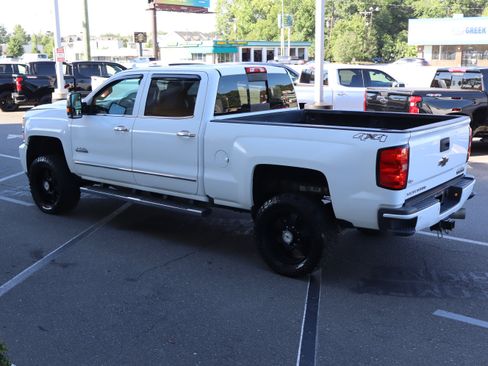 Used 2019 Chevrolet Silverado 2500 High Country w/ Duramax Plus Package AWD/4WD image 9