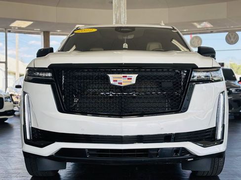 Used 2022 Cadillac Escalade Premium Luxury w/ Performance Package AWD/4WD image 18