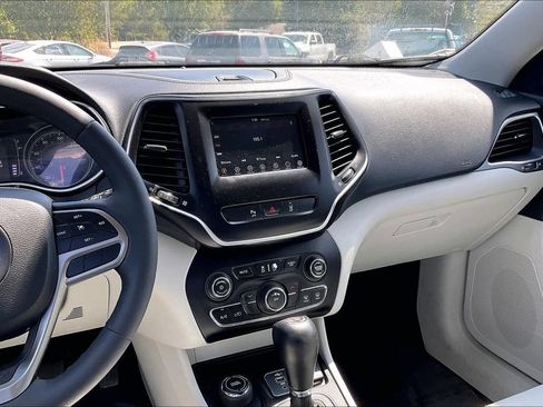Used 2021 Jeep Cherokee Latitude Lux w/ Trailer Tow Group AWD/4WD image 6