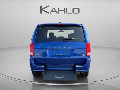 Used 2018 Dodge Grand Caravan SXT FWD image 3
