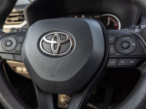 Used 2025 Toyota RAV4 XLE AWD/4WD image 28