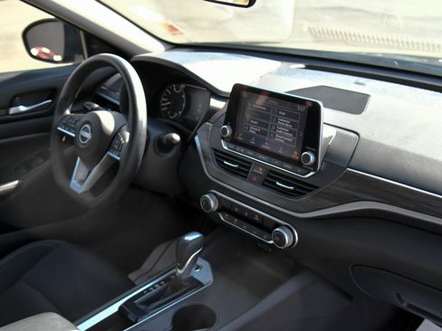 Used 2025 Nissan Altima 2.5 SV FWD image 39