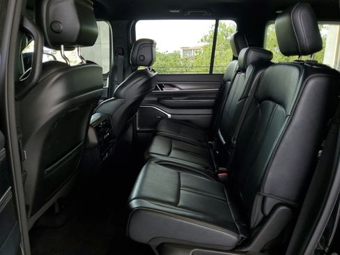 Used 2024 Jeep Wagoneer L Series II RWD image 9