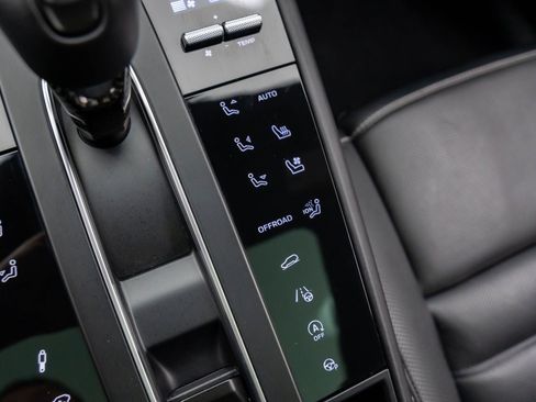 Certified 2025 Porsche Macan GTS image 23