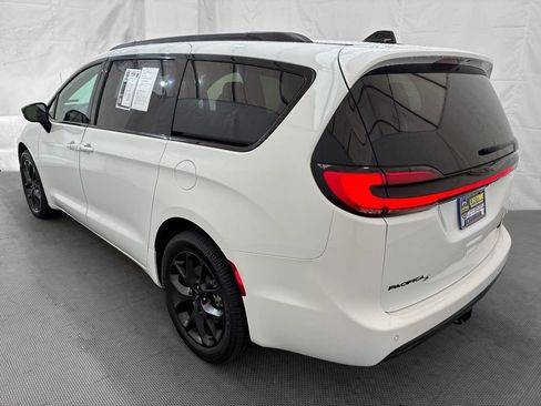 Used 2023 Chrysler Pacifica Limited w/ S Appearance Package AWD/4WD image 5