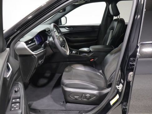 Used 2023 Jeep Grand Cherokee Altitude AWD/4WD image 11