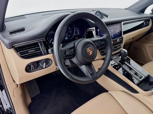 Certified 2025 Porsche Macan AWD/4WD image 4